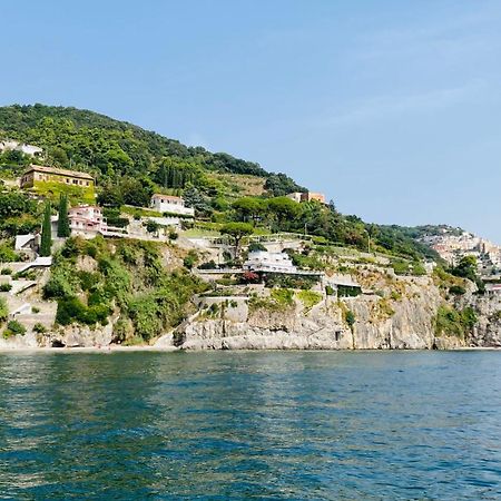 Casa Vacanza Brezza Di Maestrale Salerno Bagian luar foto
